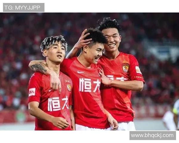 长春队与恒大队激战正酣比分悬念引发球迷热议与期待